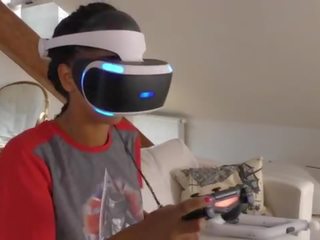 Isabel heeft een nieuw spelletje in haar playstation vr maar ze needs&period;&period;