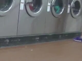 Helena çmim publike laundry poshtë fundit ndezje tease&excl; eksibitionist mdtq vs kolegj vojer në the laundry&excl; &lpar;part1&rpar;