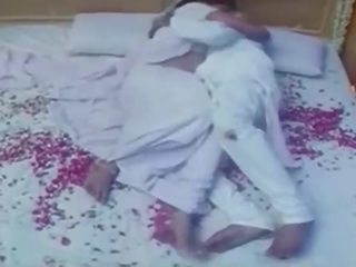 Splendid jeune couple première nuit romance récent montre - youtube