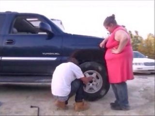 Jovem jovem grávida dar sexo clipe filme para carro trouble socorro, orgasmo ejaculação interna