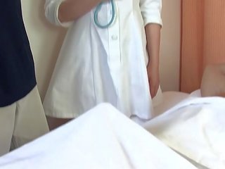 Азіатська medic трахає два striplings в в лікарня